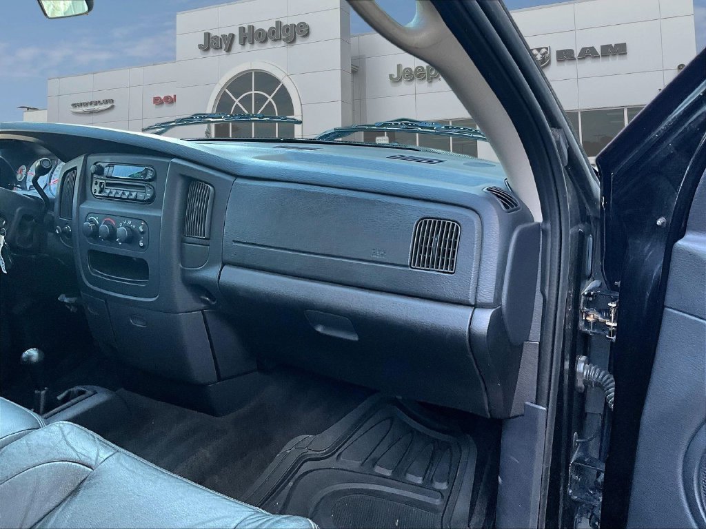 Used 2004 Black Dodge SLT image 29