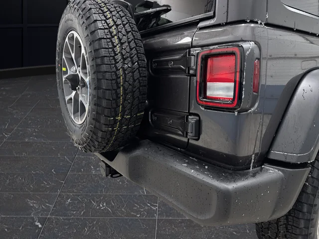New 2026 Granite Crystal Metallic Clear-Coat Exterior Paint Jeep Sport S image 31