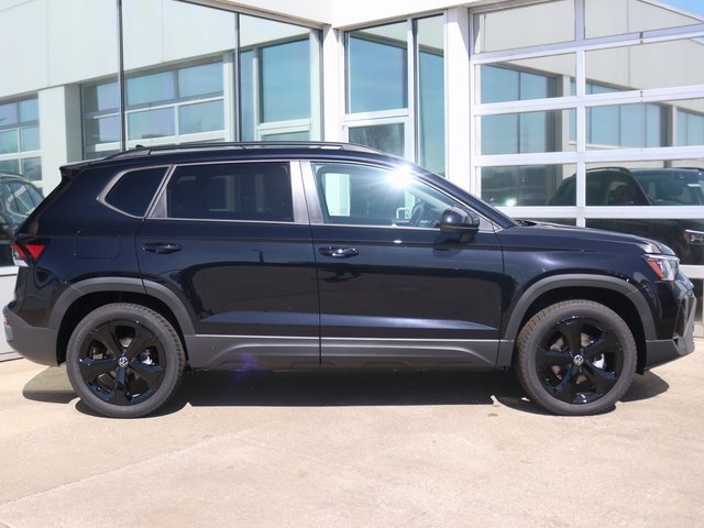 2025 Volkswagen Taos SE photo 2