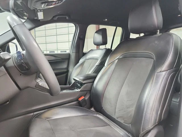 Used 2024 White Jeep Altitude image 10