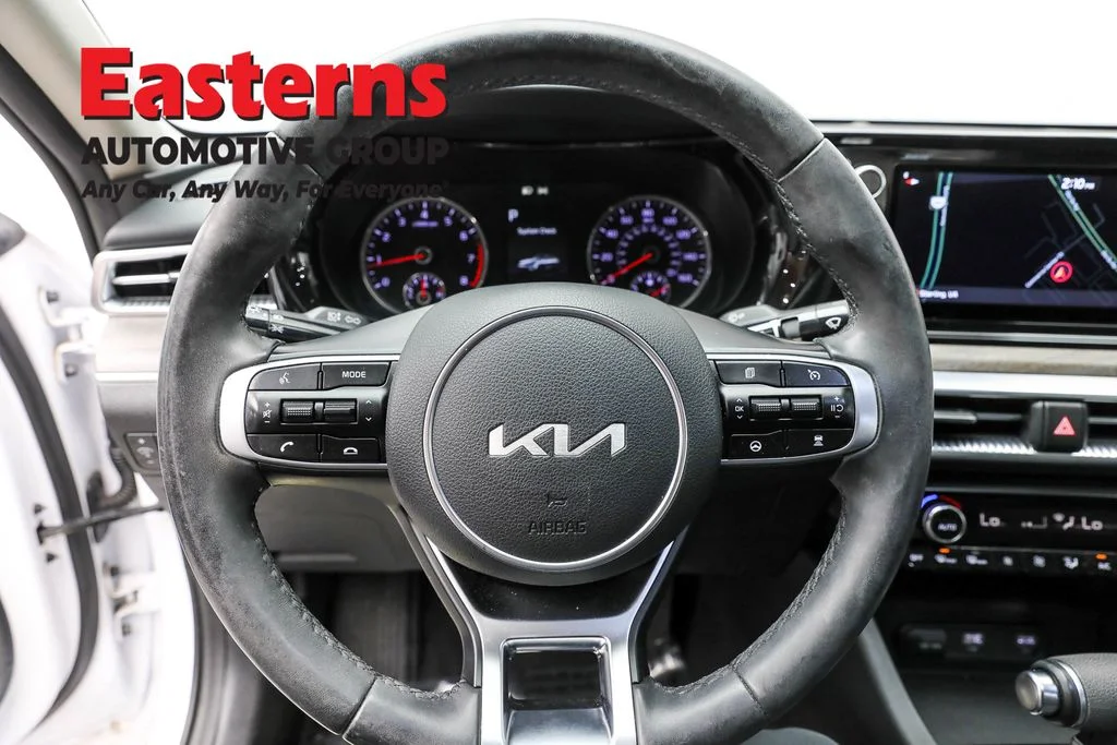 Used 2022 White Kia EX image 10