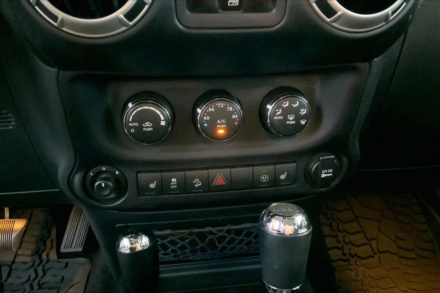 Used 2017 Granite Crystal Met. Clear Coat Jeep Sahara image 26