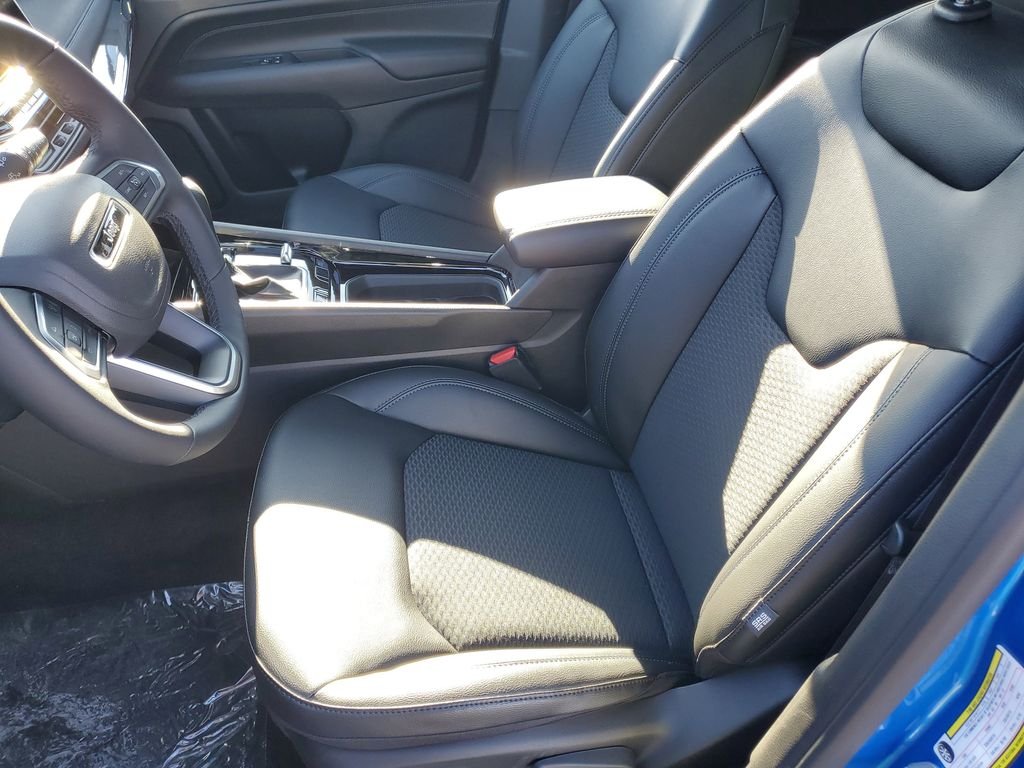 New 2026 Hydro Blue Pearlcoat Jeep Latitude image 17