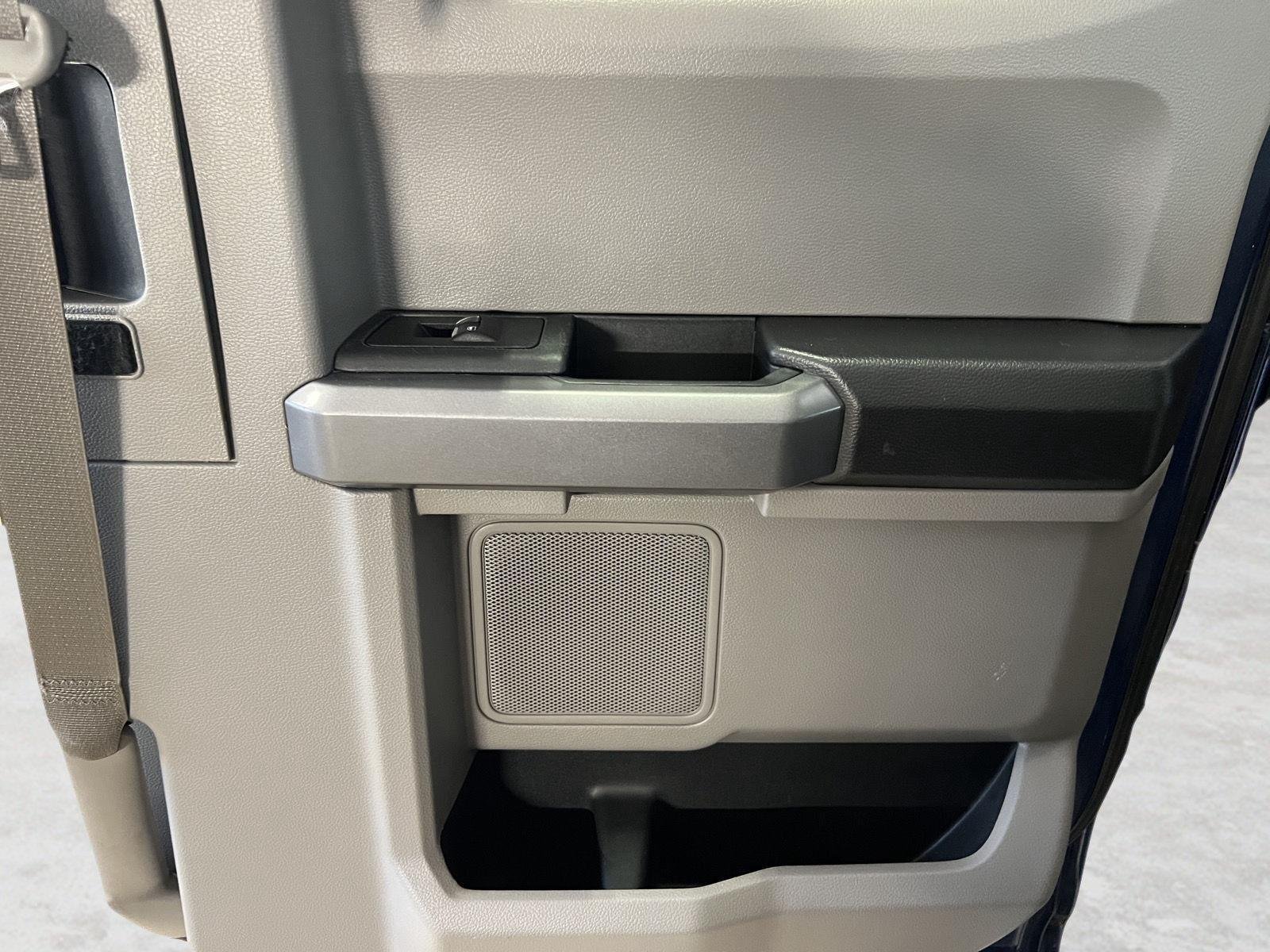 Used 2015 Blue Jeans Metallic Ford XLT image 18
