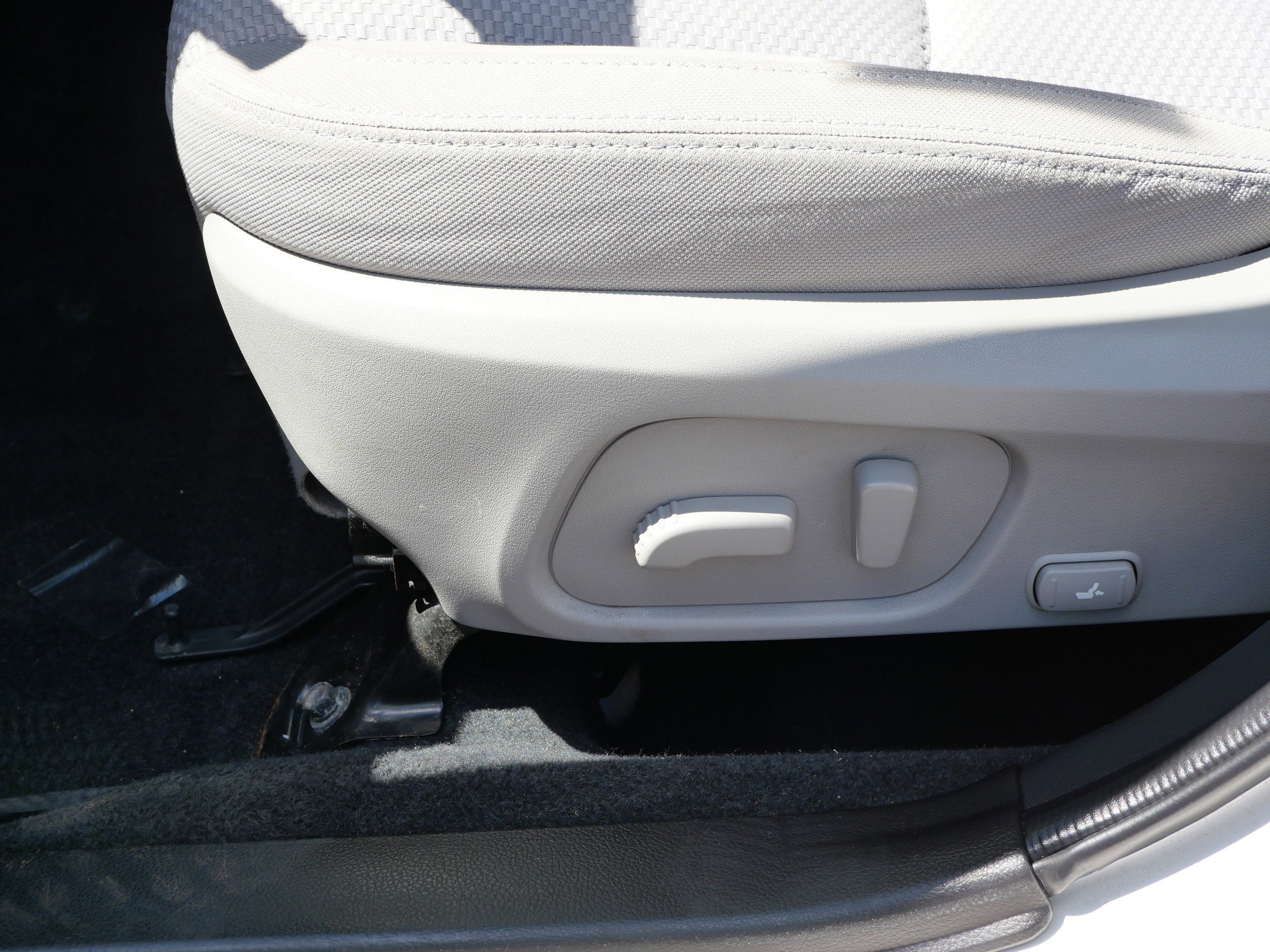 Used 2016 Crystal White Pearl Subaru 2.5i Premium image 20
