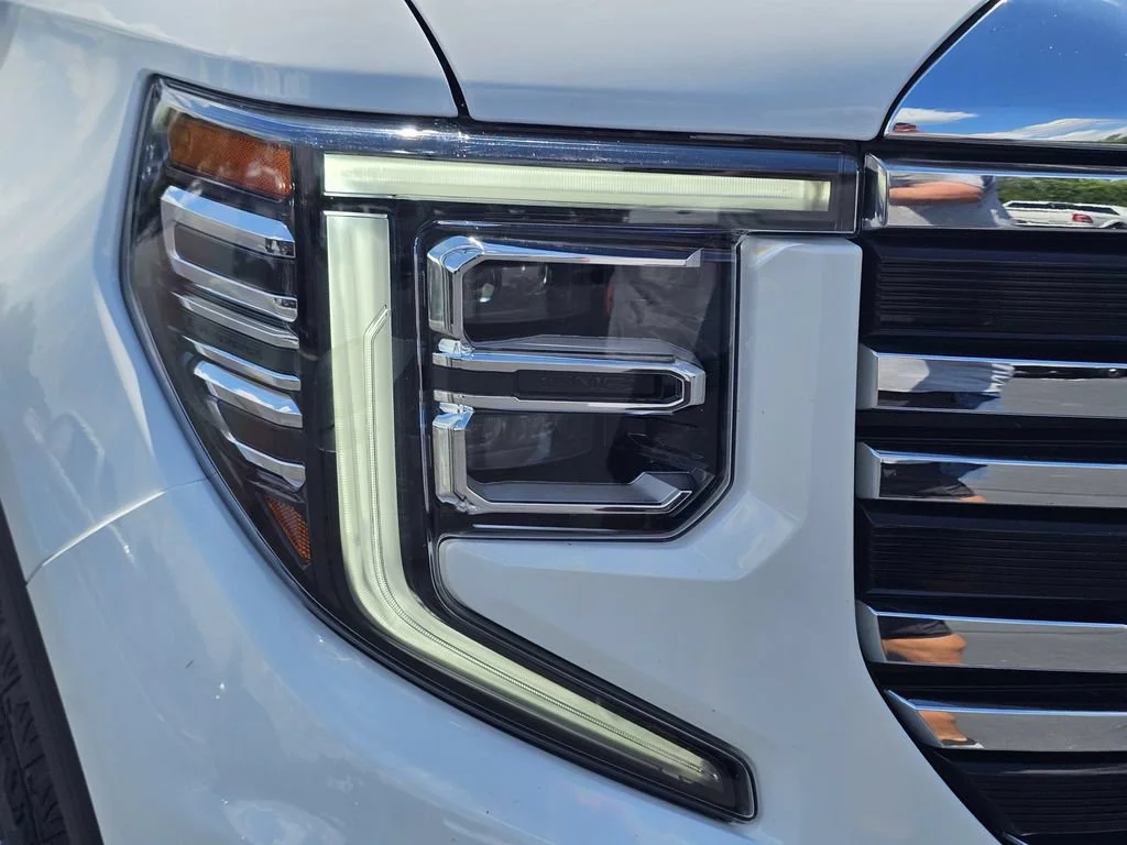 Used 2025 Summit White GMC SLT image 4