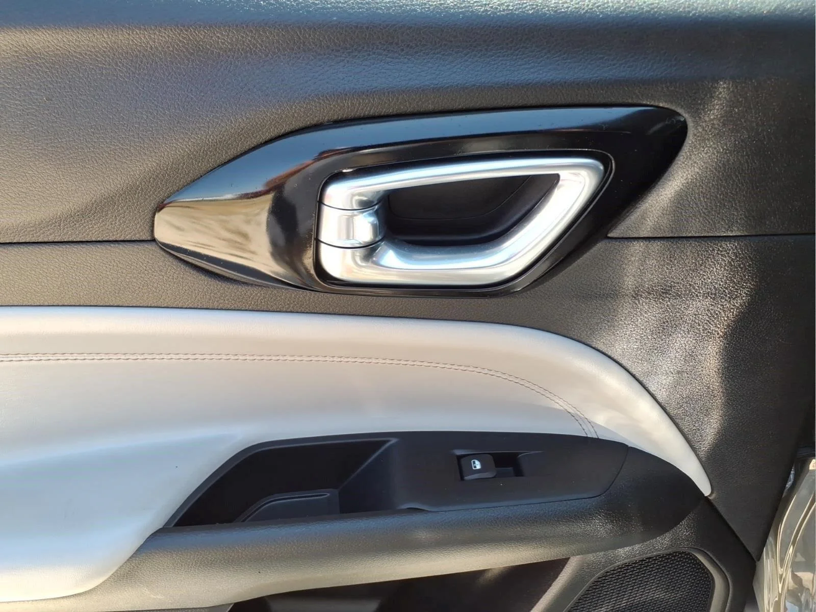 Used 2022 Sting-Gray Clearcoat Jeep Limited image 13