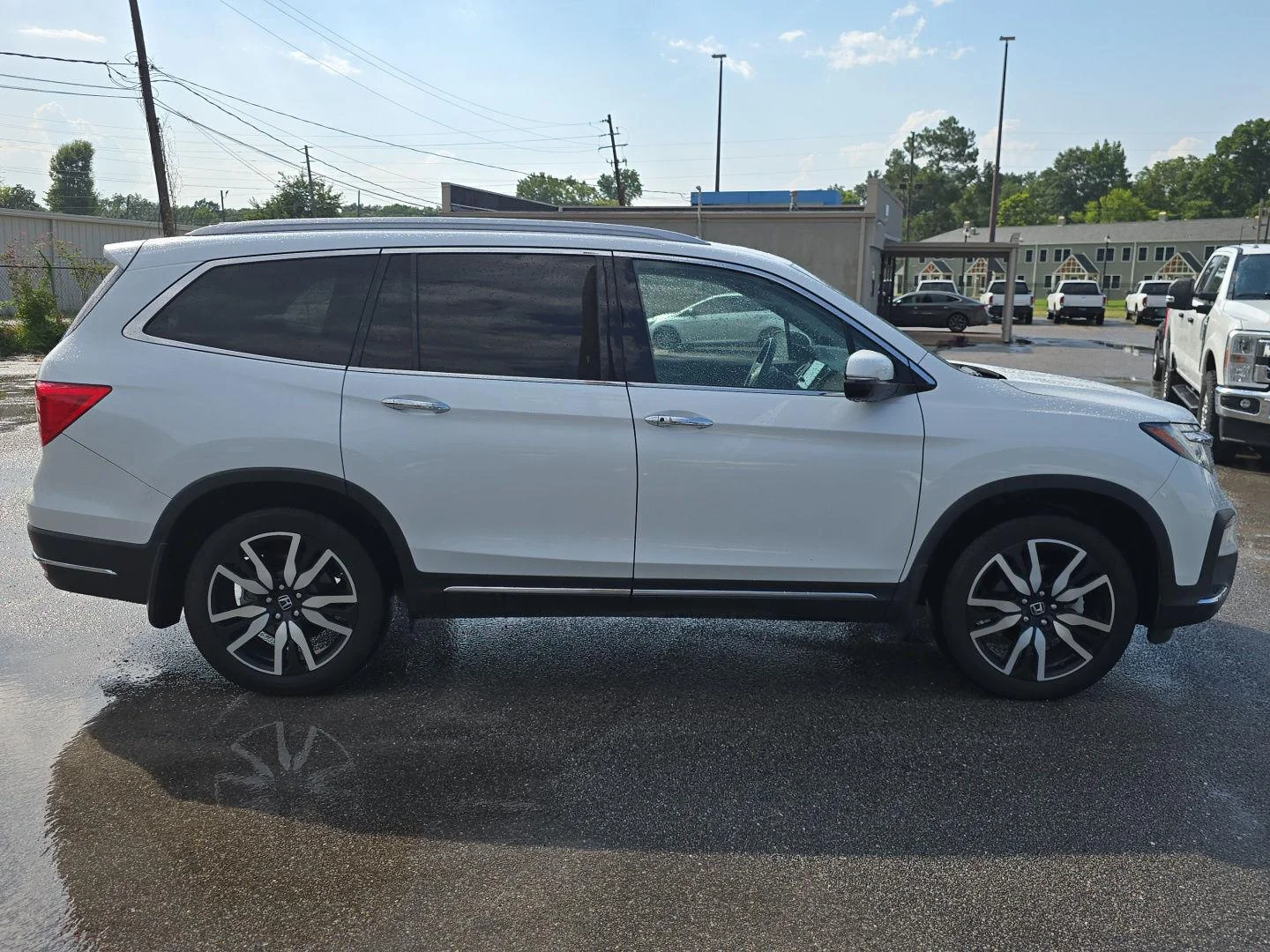 Used 2022 Platinum White Pearl Honda Touring w/Rear Captain