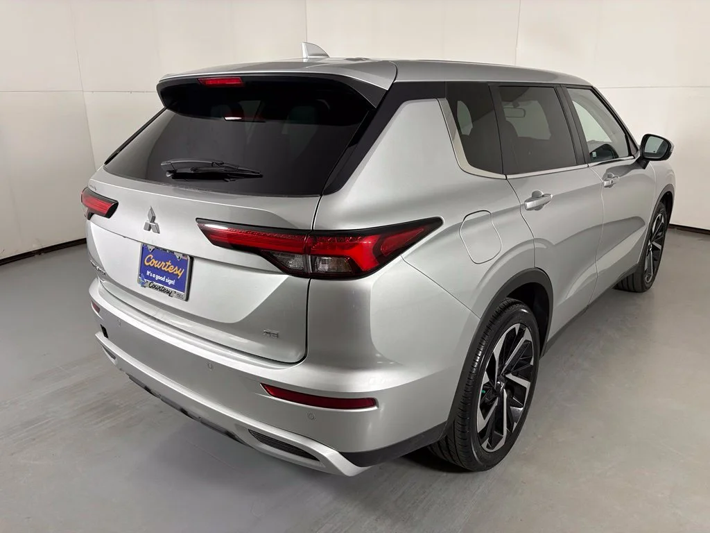 Used 2024 Silver Mitsubishi  image 8