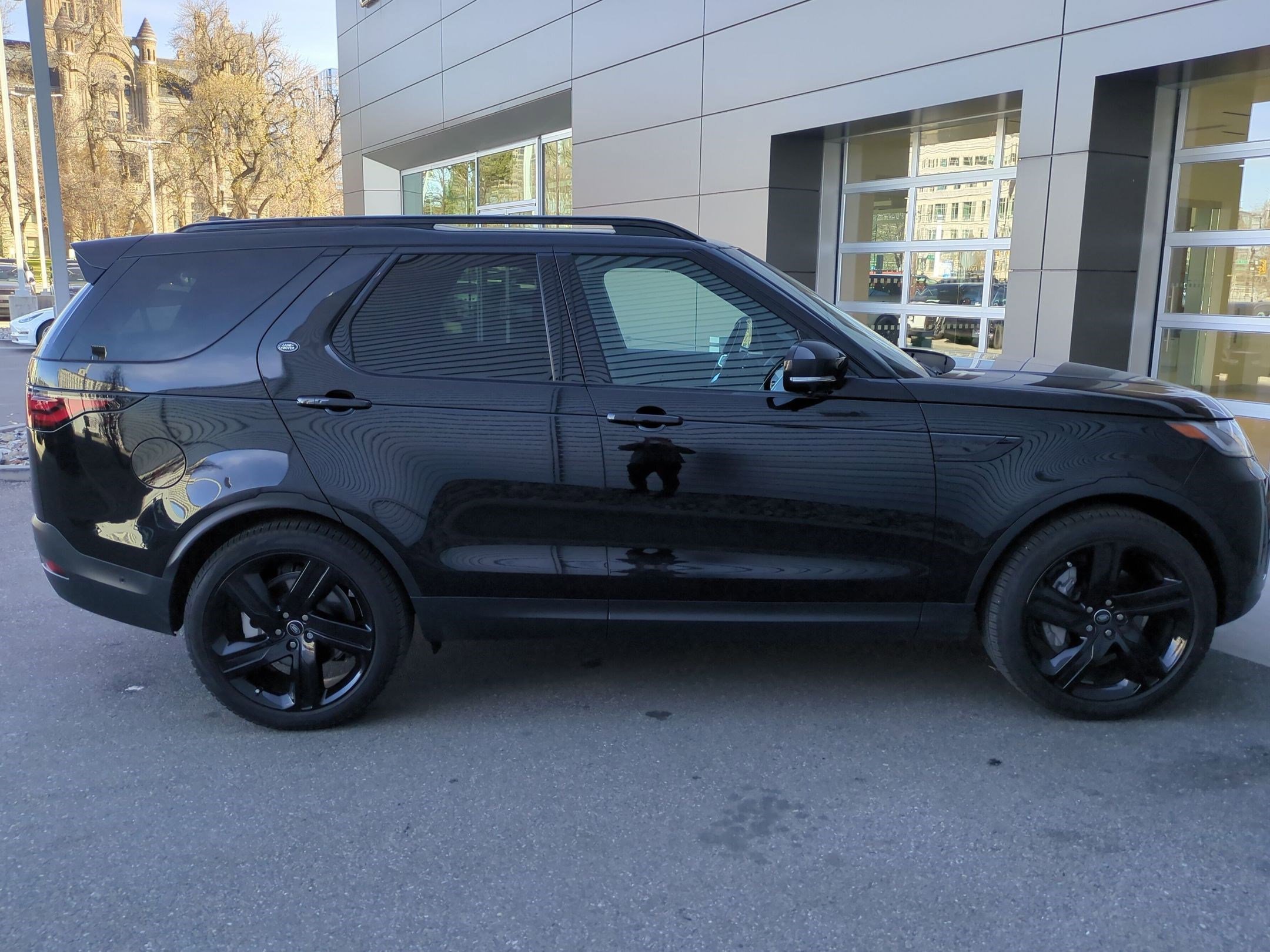 Used 2025 Santorini Black Metallic Land Rover S image 4