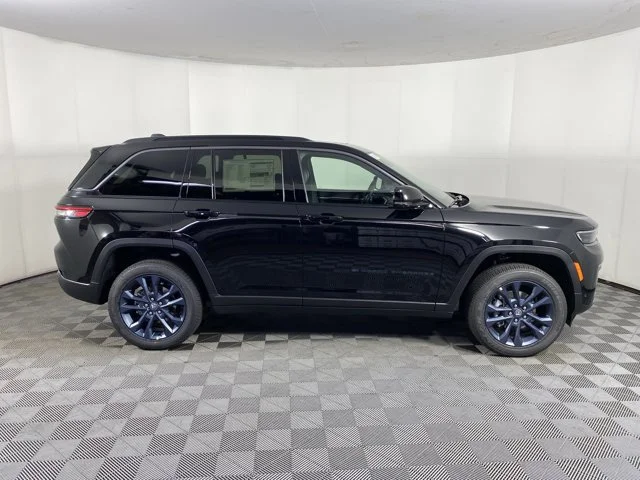 New 2026 Diamond Black Crystal Pearl-Coat Exterior Paint Jeep Limited image 8