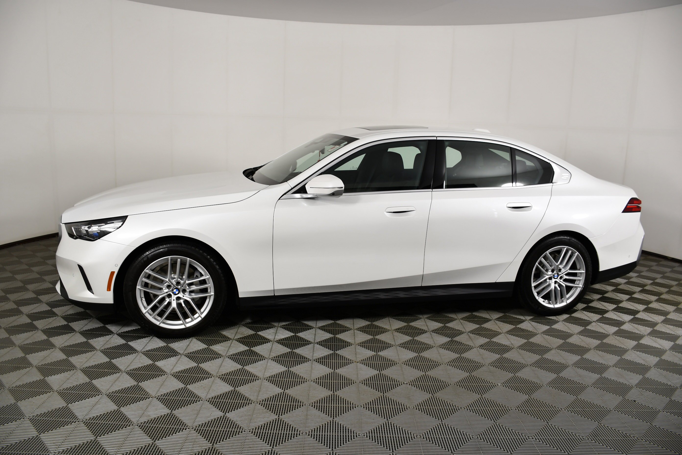 2025 BMW 5 Series 530i - Photo 9