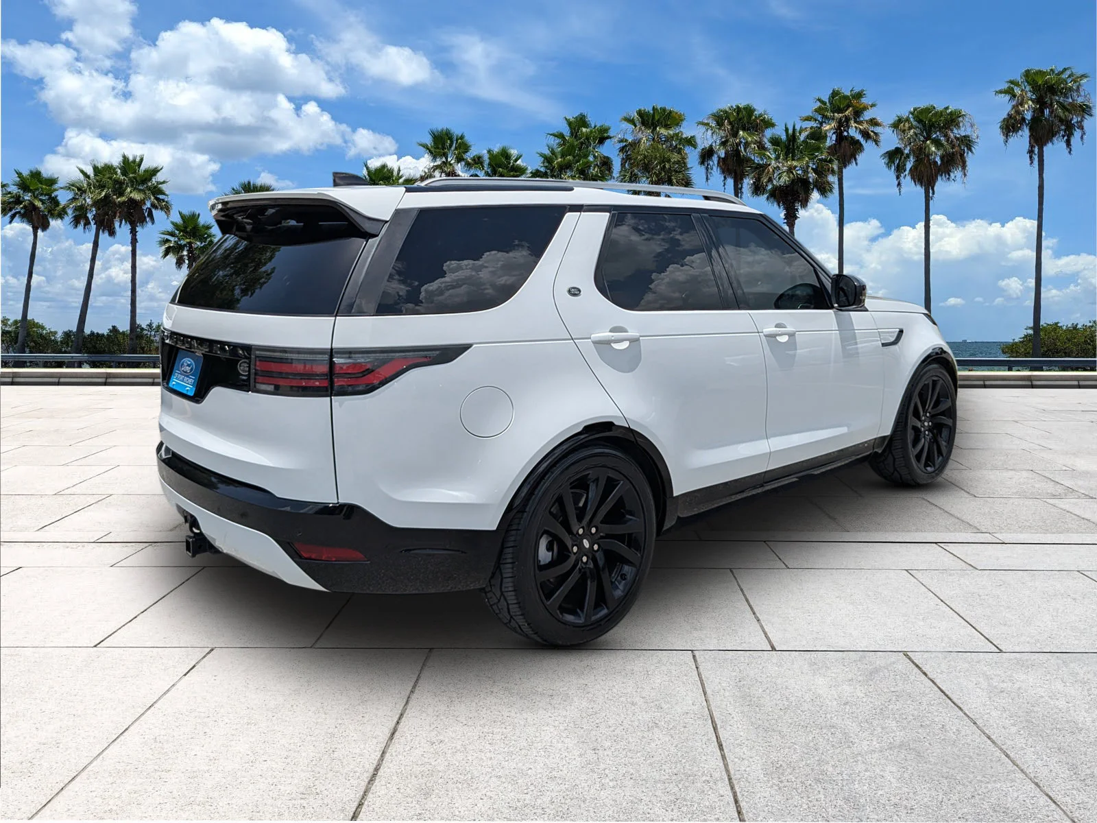 Used 2021 Fuji White Land Rover S R-Dynamic image 8