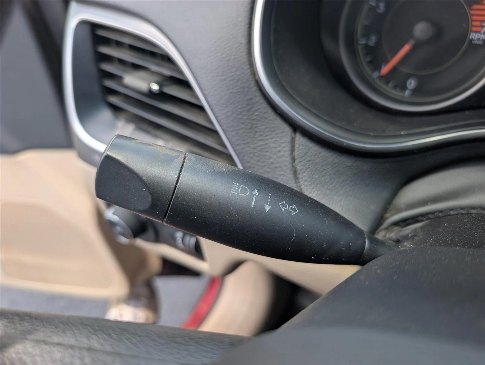 Used 2019 Velvet Red Pearlcoat Jeep Latitude image 23