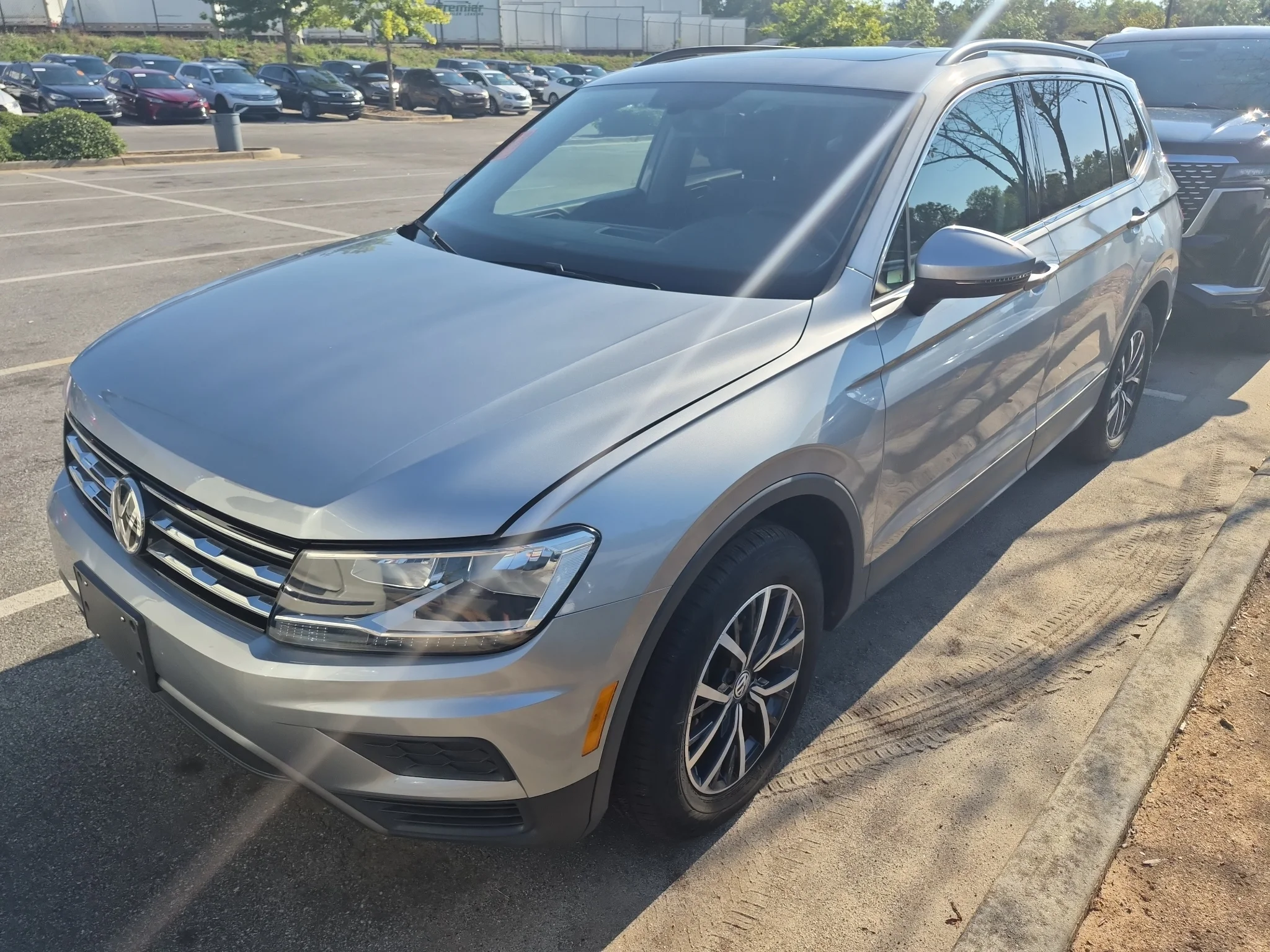 Used 2019 Pyrite Silver Metallic Volkswagen SEL image 2