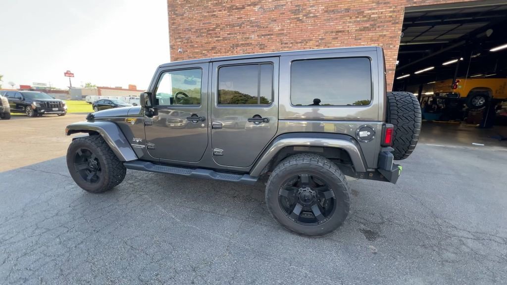 Used 2018  Jeep Sahara image 2