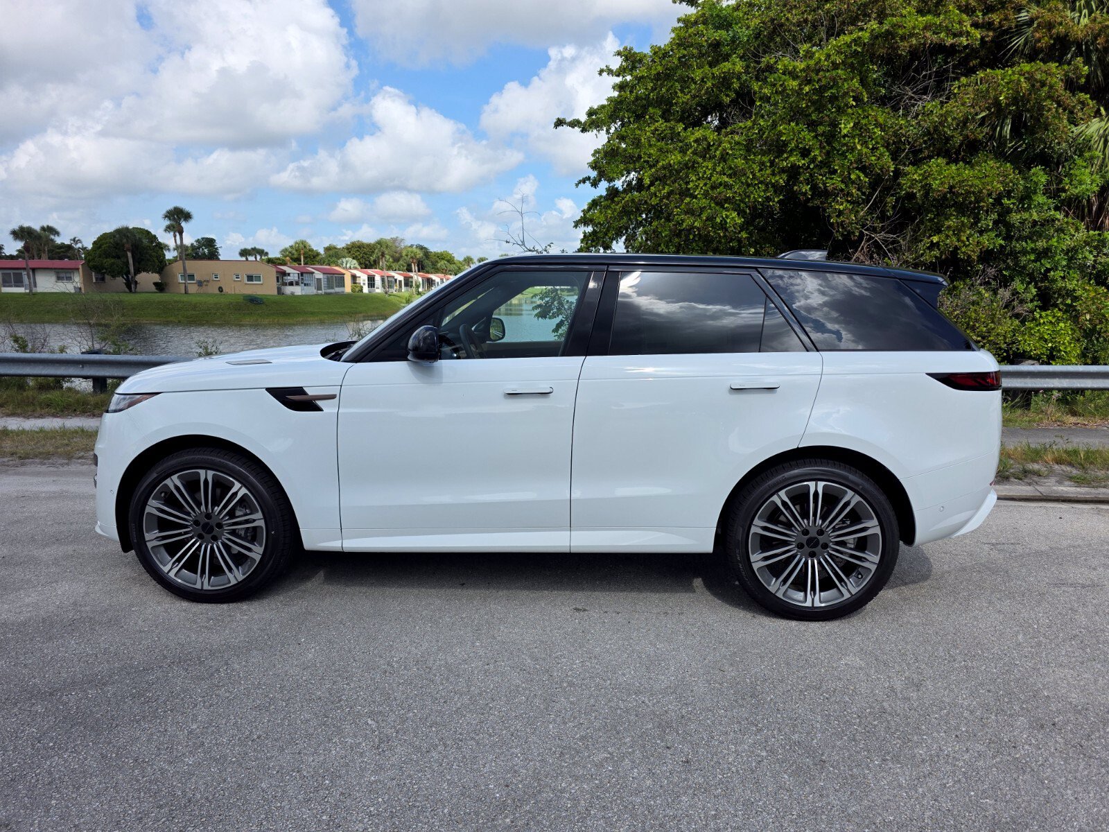 New 2026 Fuji White Land Rover P400 Dynamic SE image 7
