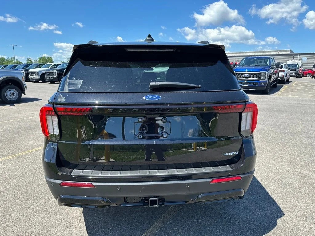 New 2026 Agate Black Metallic Ford ST-Line image 5