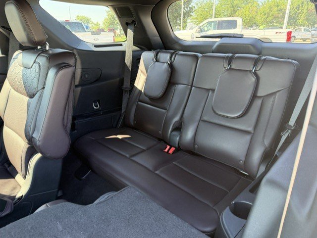 Used 2025 Black Metallic Ford Platinum image 28