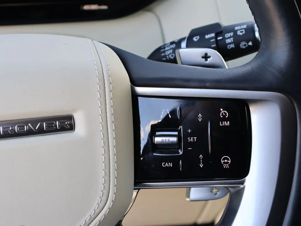 Used 2023  Land Rover SE image 34