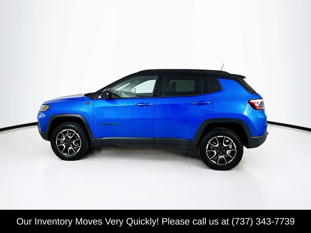 Used 2025 Hydro Blue Pearlcoat Jeep Trailhawk image 4