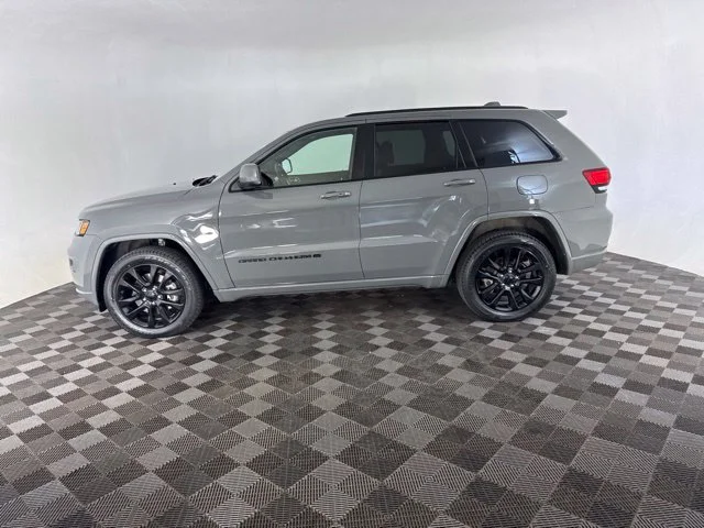 Used 2022 Gray Jeep Laredo X image 10