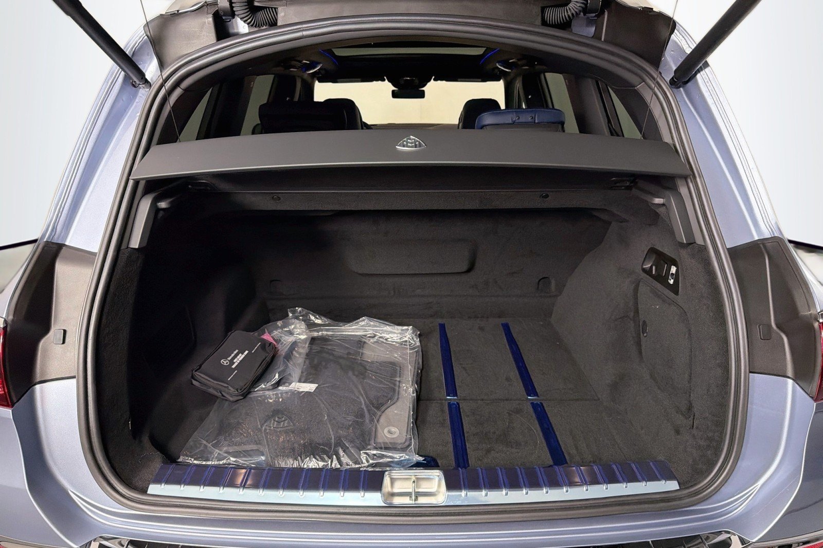 New 2026 MANUFAKTUR Cote d Azur Light Blue Metallic Mercedes-Benz Maybach GLS 600 4MATIC® SUV image 26