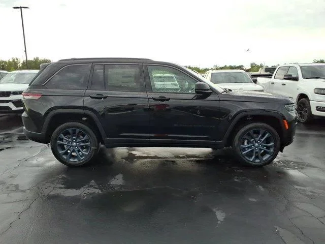 New 2026 Diamond Black Crystal Pearlcoat Jeep 85th Anniversary Edition image 16