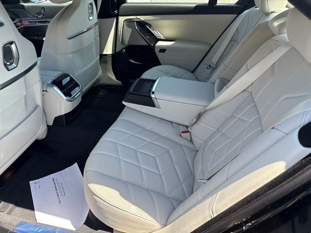New 2026 Black Sapphire Metallic BMW 740i image 17