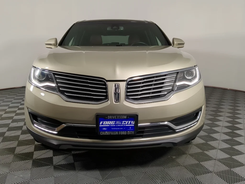 Used 2017 Tan Lincoln Reserve image 3