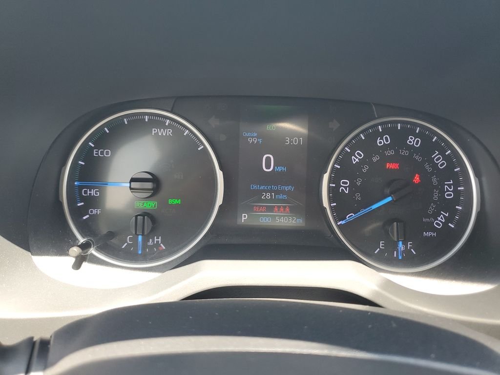 Used 2020 White Toyota XLE image 22