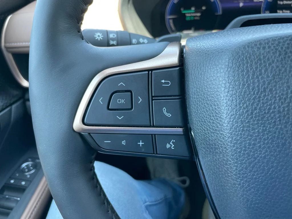 Used 2025 White Toyota MAX Platinum image 21