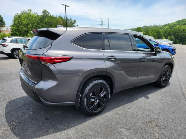 Used 2022 Gray Toyota XLE image 8