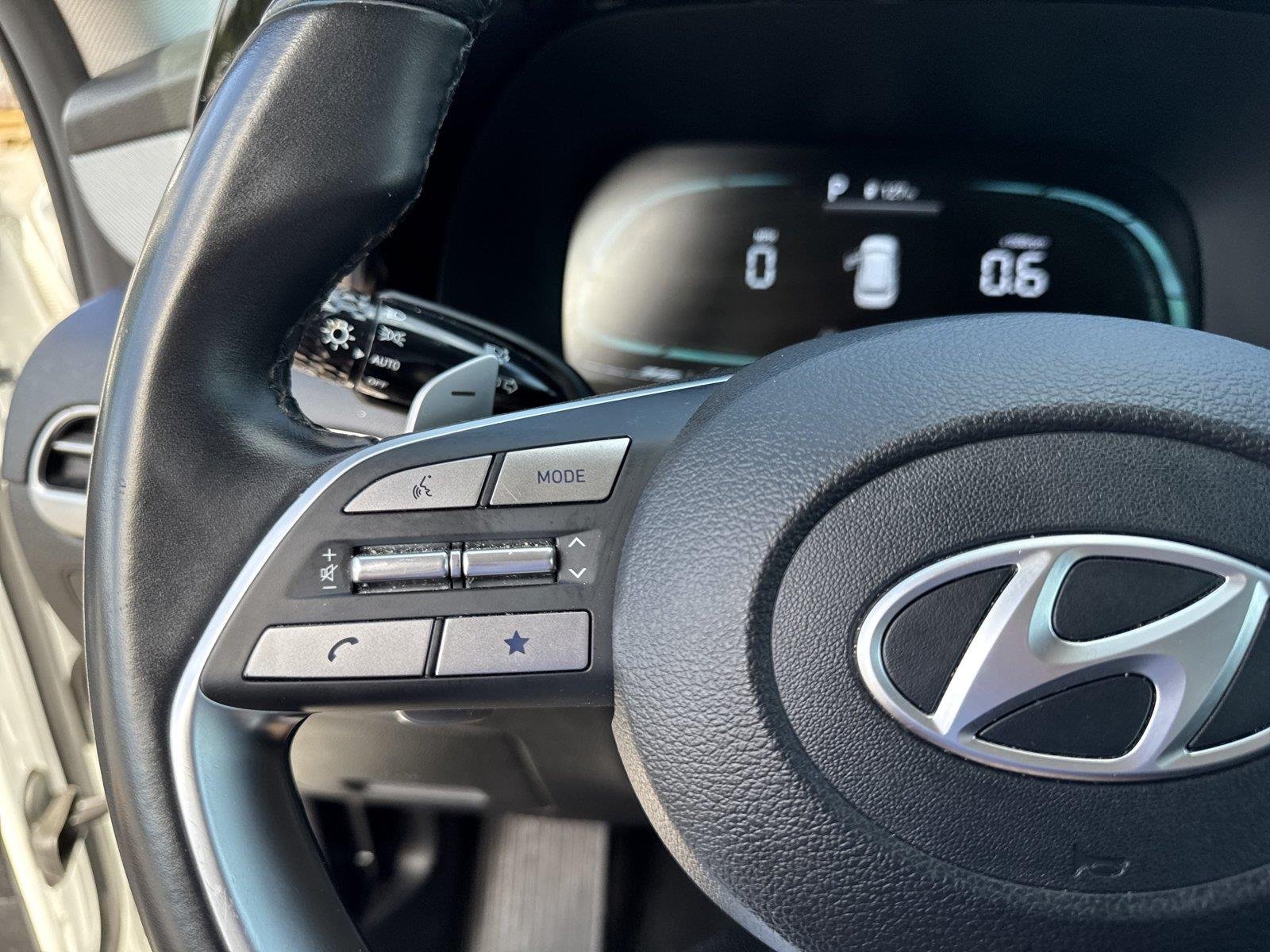 Used 2024 Hyper White Hyundai SEL 7P image 16