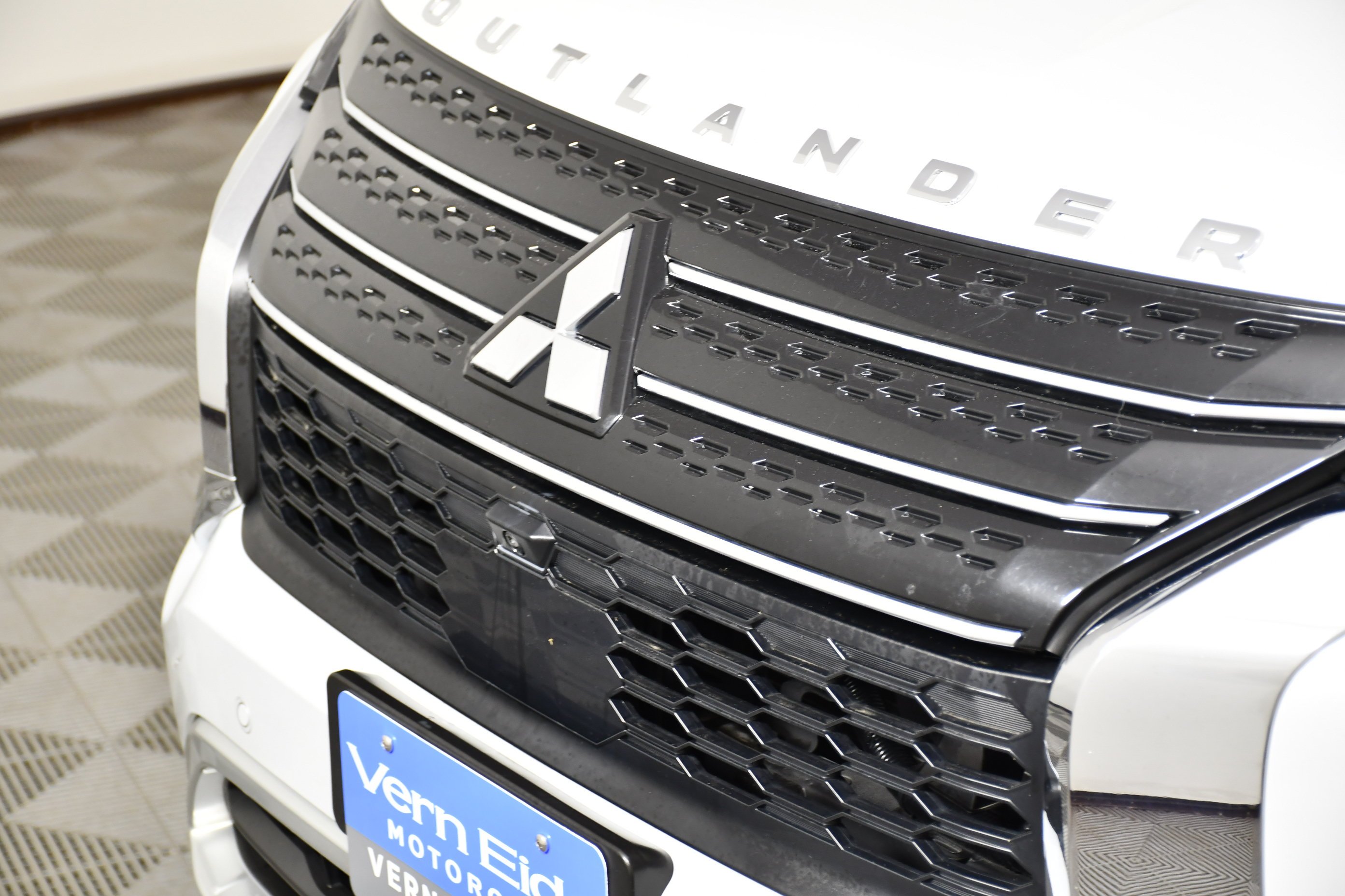 Certified Used 2024 White Diamond Mitsubishi SE image 11