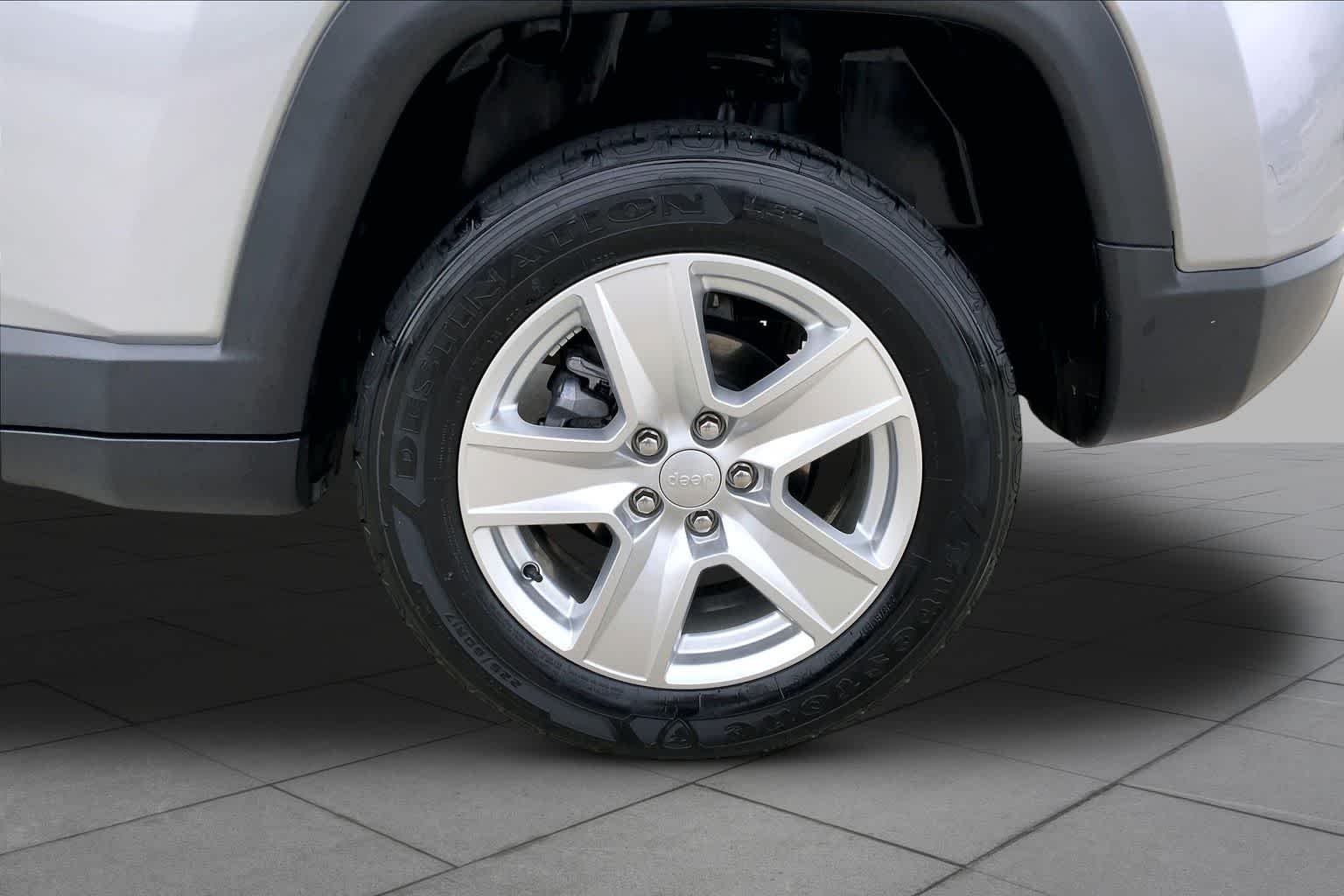 Used 2022 Billet Silver Metallic Clearcoat Jeep Latitude image 11