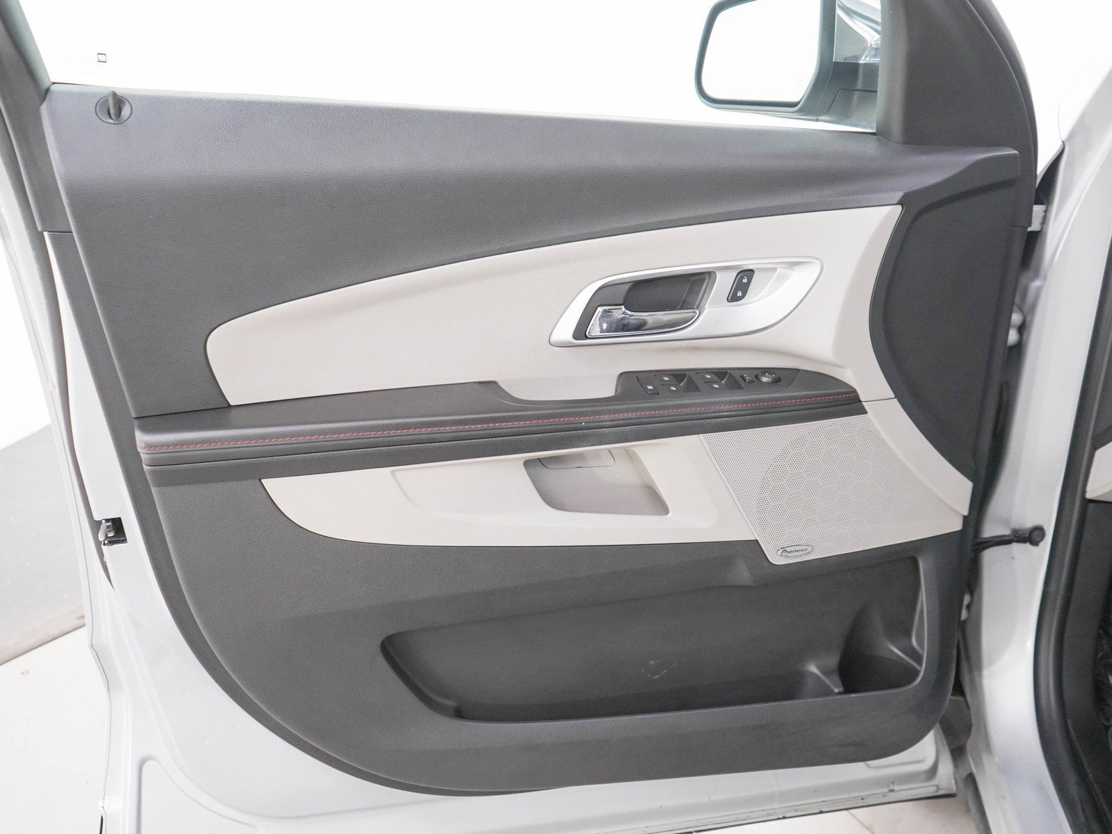 Used 2015 Silver Ice Metallic Chevrolet Ltz image 20