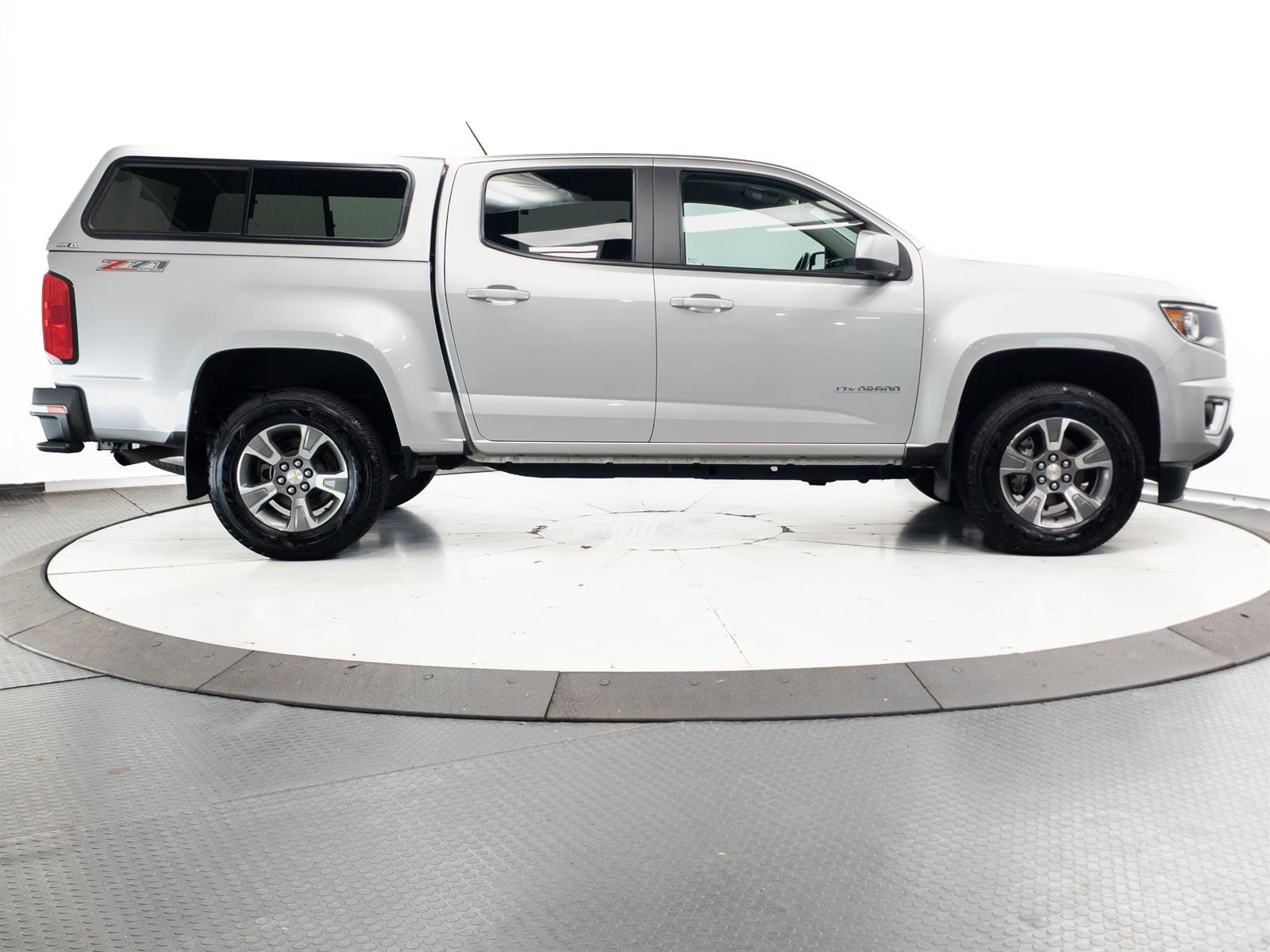 Used 2018 Silver Chevrolet Z71 image 12