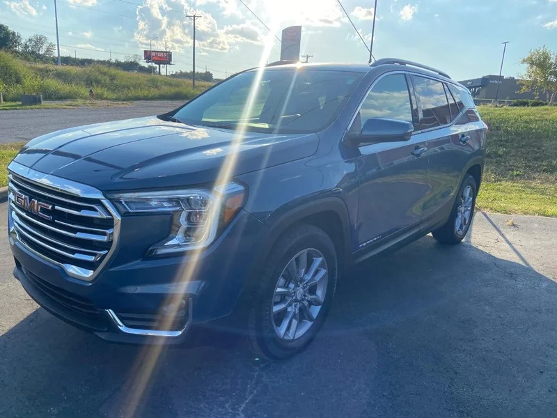 Used 2024 Downpour Metallic GMC SLT image 4