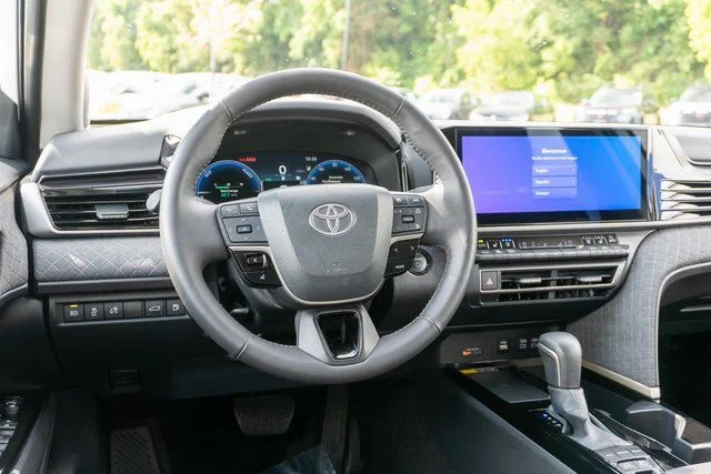Used 2025 Pearl Toyota XLE image 16