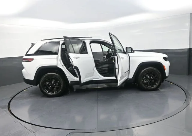 New 2026 Bright White Clear-Coat Exterior Paint Jeep Laredo Altitude image 38