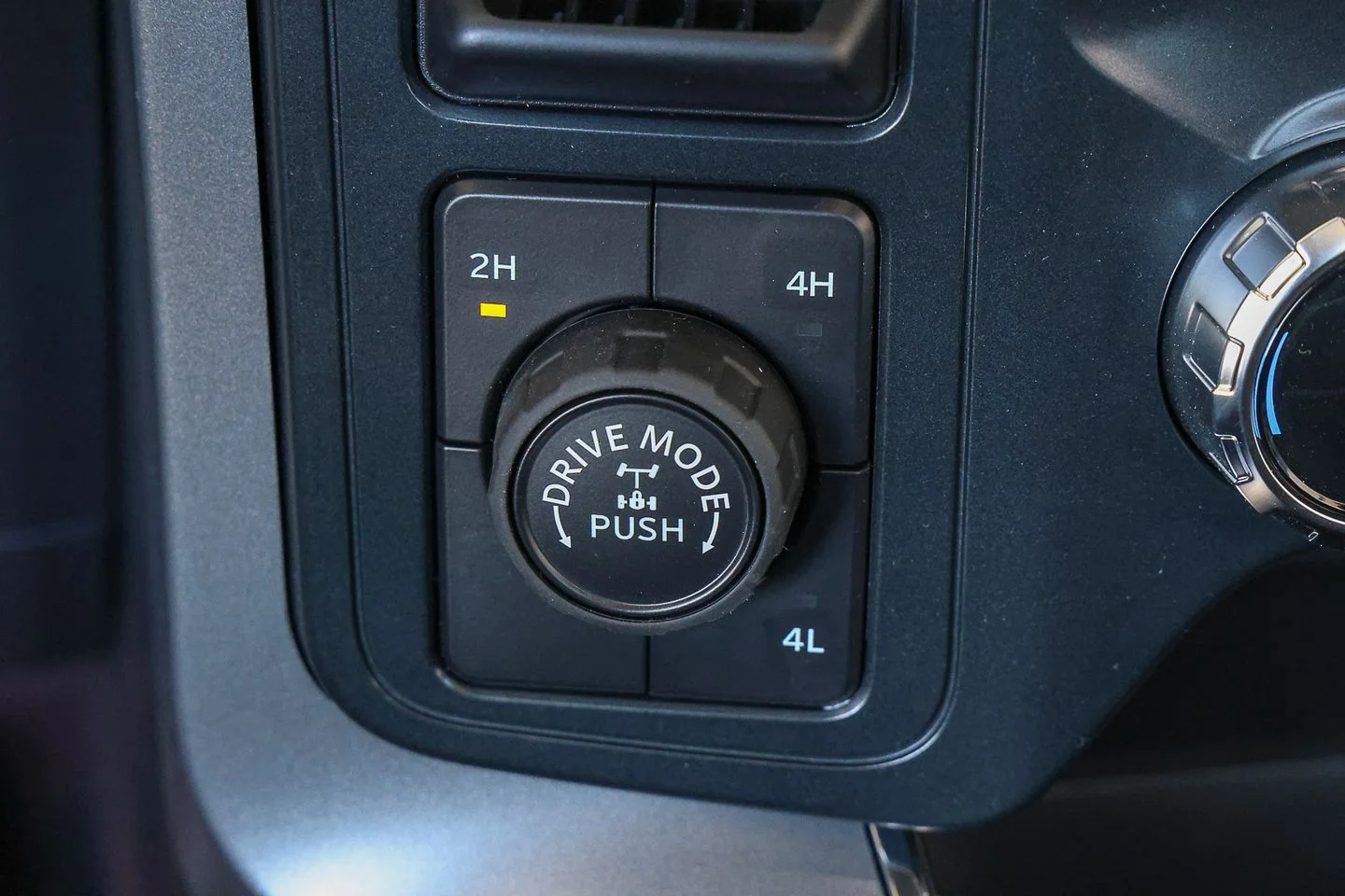 New 2026 Carbonized Gray Metallic Ford XLT image 28
