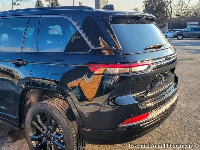 New 2026 Diamond Black Crystal Pearl-Coat Exterior Paint Jeep Limited Reserve image 5
