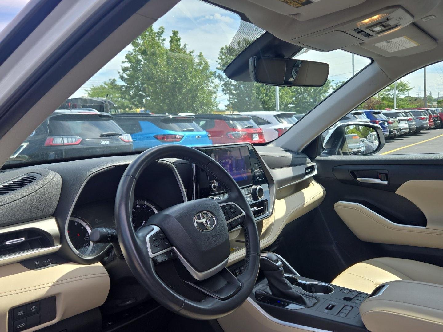 Used 2023  Toyota L image 2