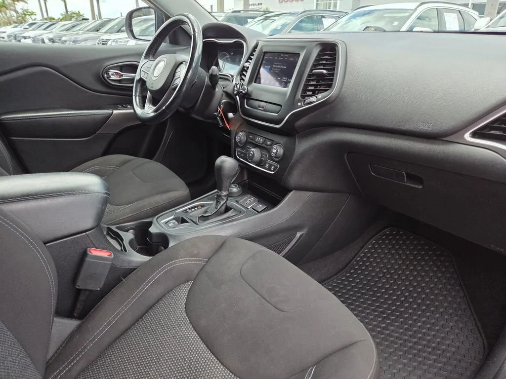 Certified Used 2019 Diamond Black Crystal Pearlcoat Jeep Latitude image 13