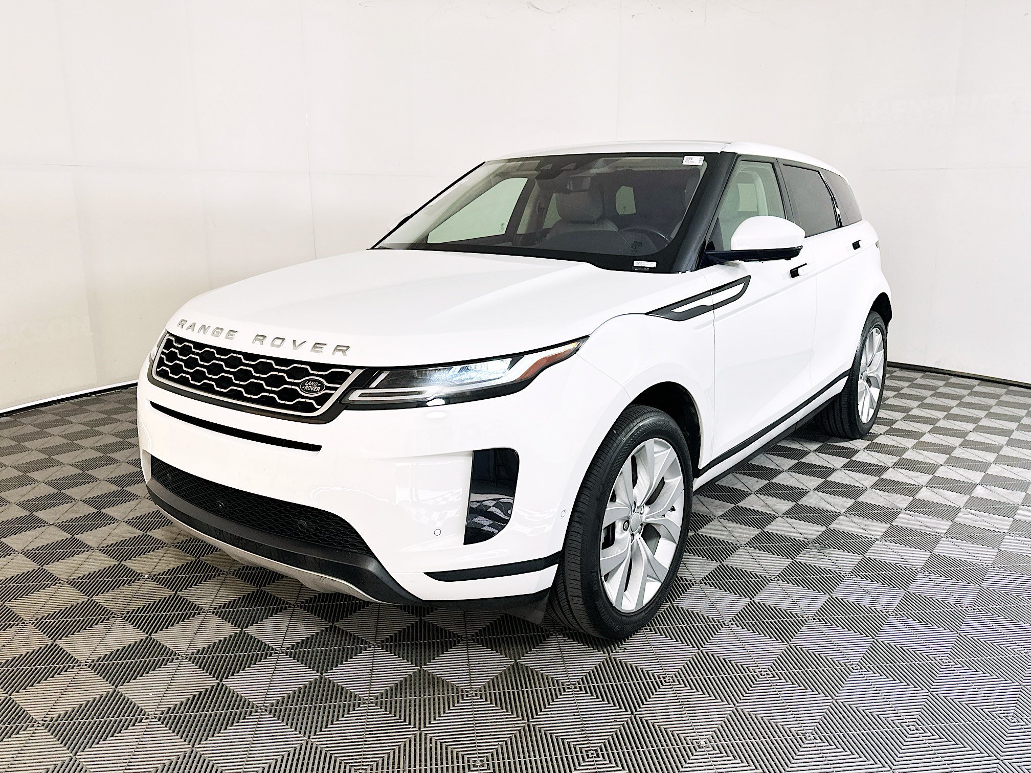 Used 2020 White Land Rover SE image 7