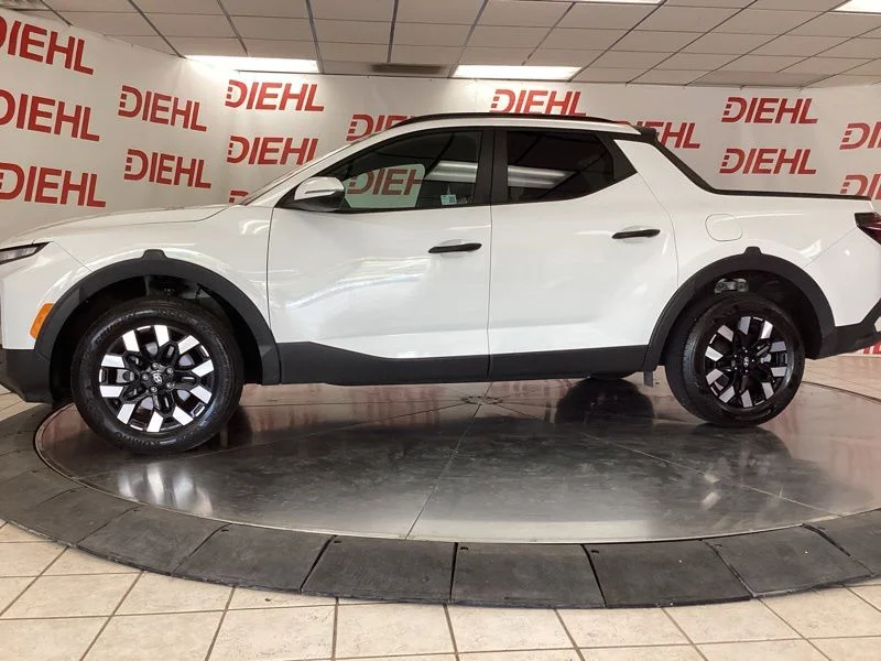 Used 2025 White Hyundai SEL image 4