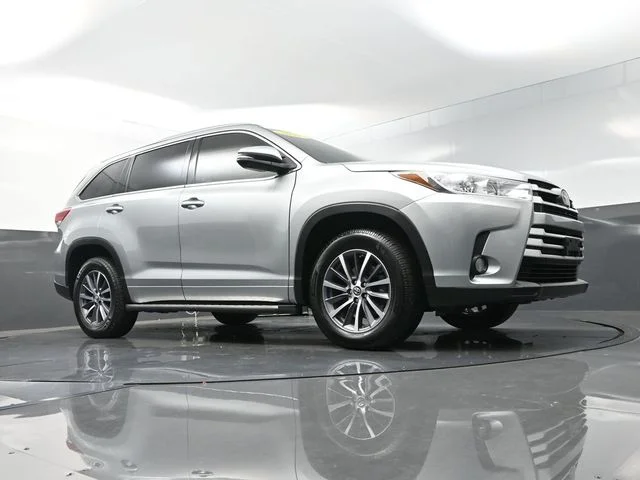 Used 2017 Silver Toyota XLE image 47