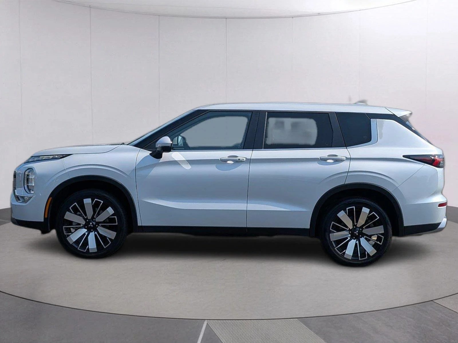 Used 2025 White Diamond Mitsubishi SE image 2