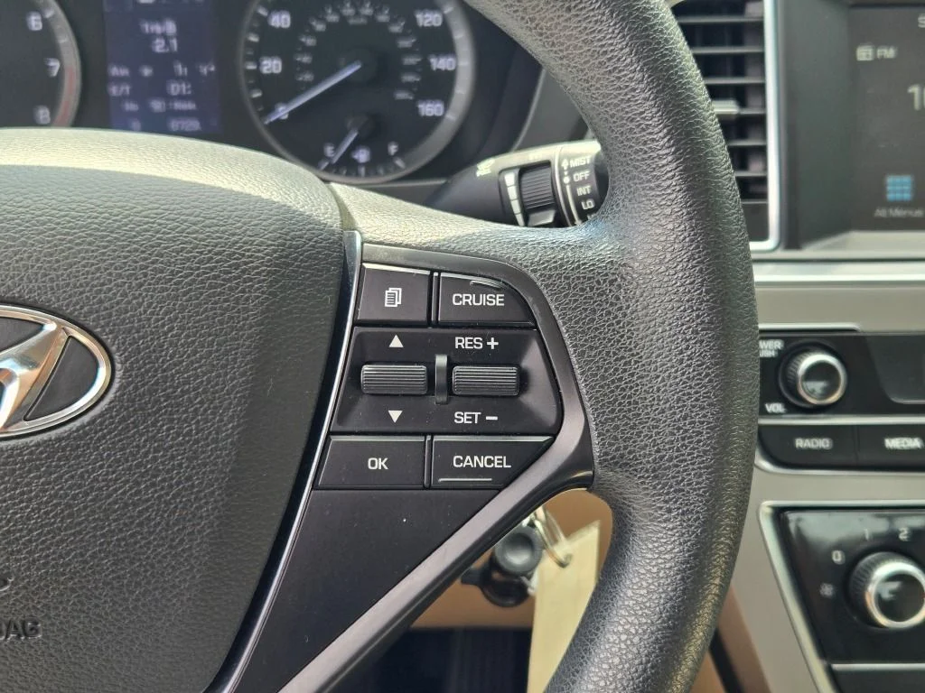 Used 2017 Black Hyundai SE image 28